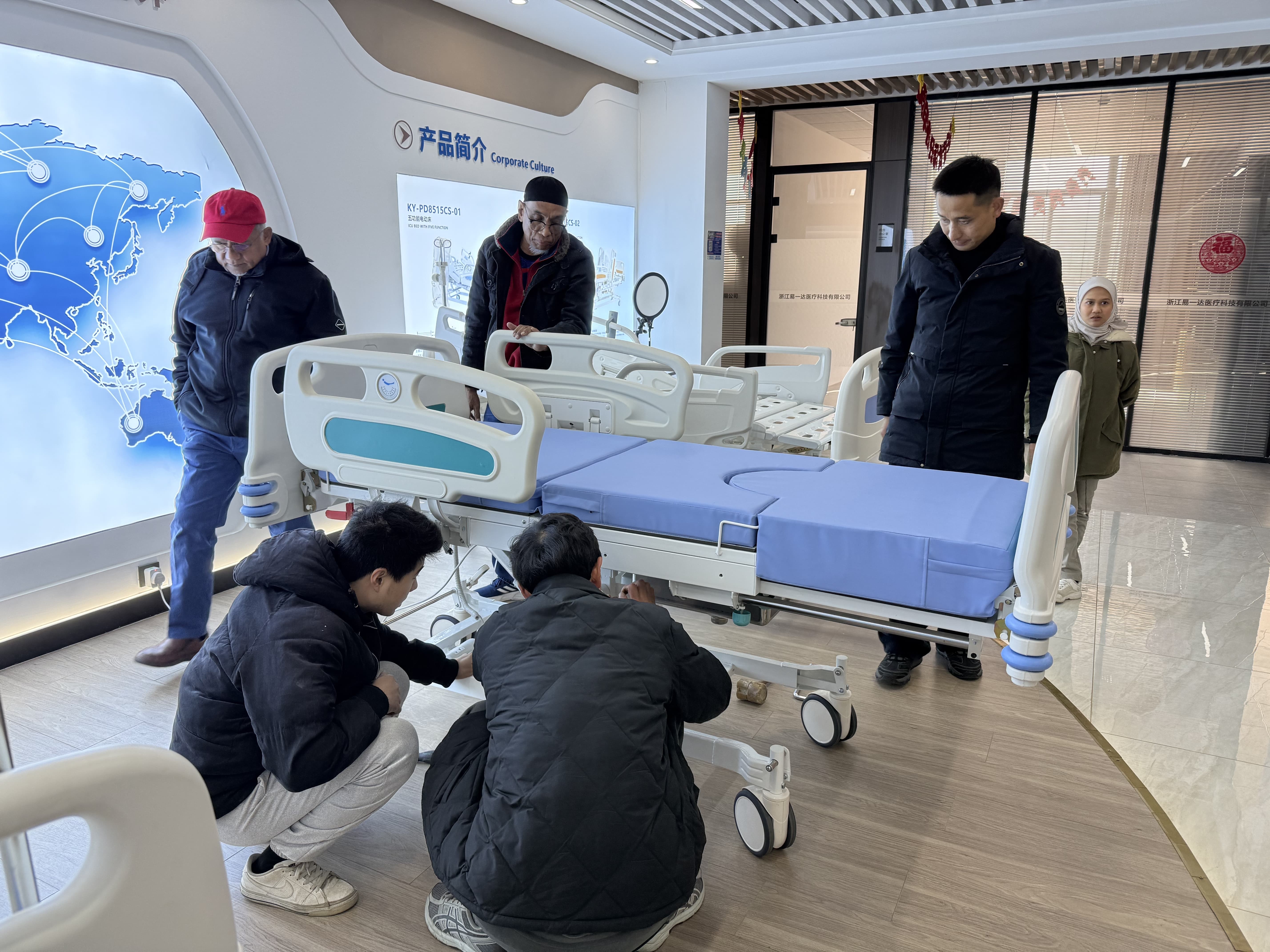 সর্বশেষ কোম্পানি ব্লগ সম্পর্কে মালয়েশিয়ার গ্রাহক কাস্টমাইজড নমুনা প্রসব বেড পরিদর্শন করতে কারখানা পরিদর্শন করেছেন