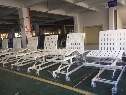 সাদা হাসপাতালের জন্য দুটি ক্র্যাঙ্ক সহ ইস্পাত স্প্রে প্লাস্টিকের ম্যানুয়াল হাসপাতালের বিছানা